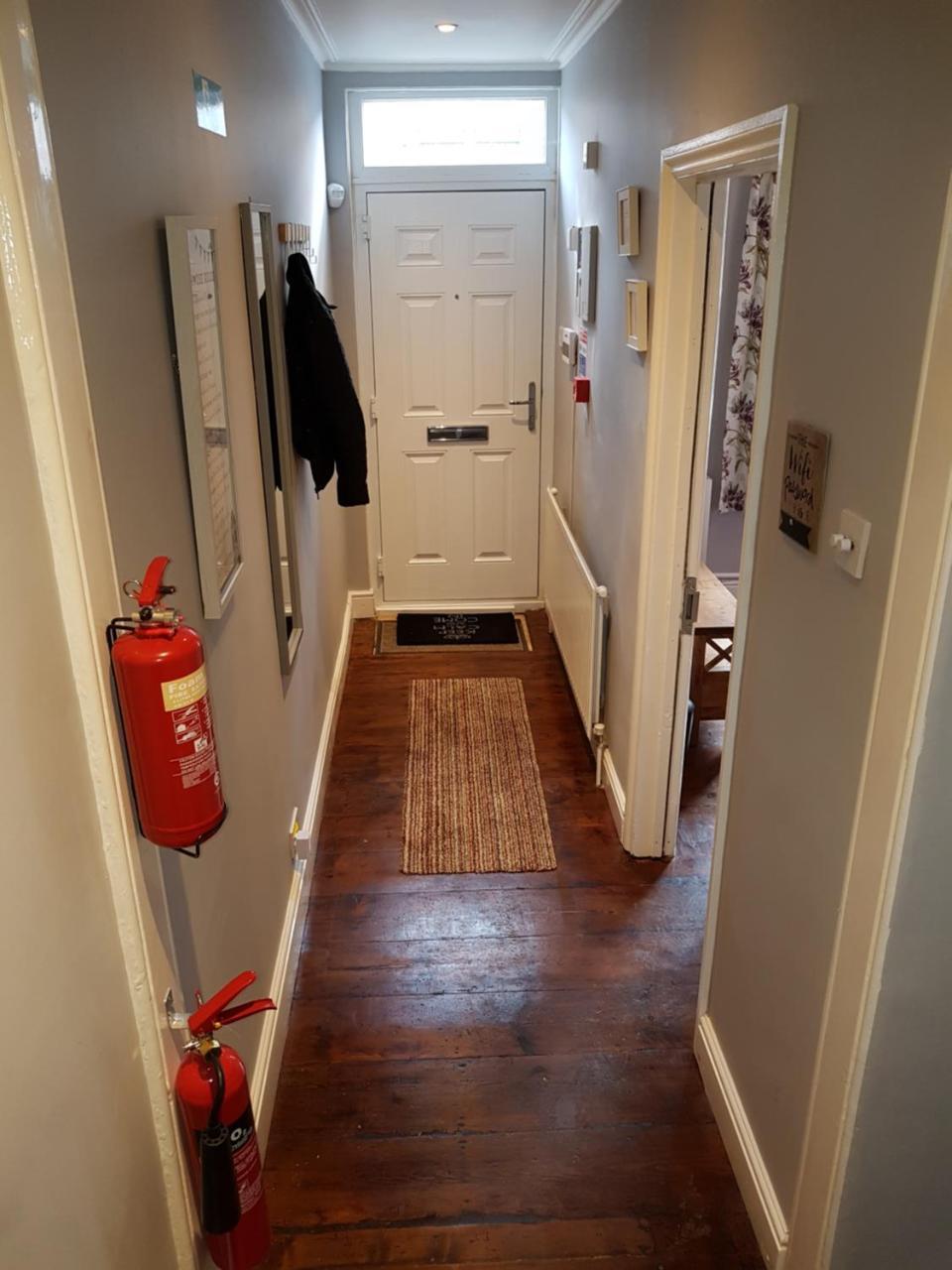 Slough Centre Townhouse With Driveway Parking For Up To Two Cars Apartment Exterior photo