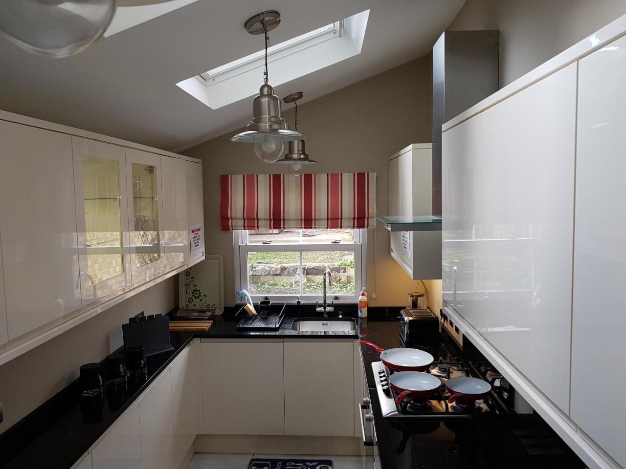 Slough Centre Townhouse With Driveway Parking For Up To Two Cars Apartment Exterior photo
